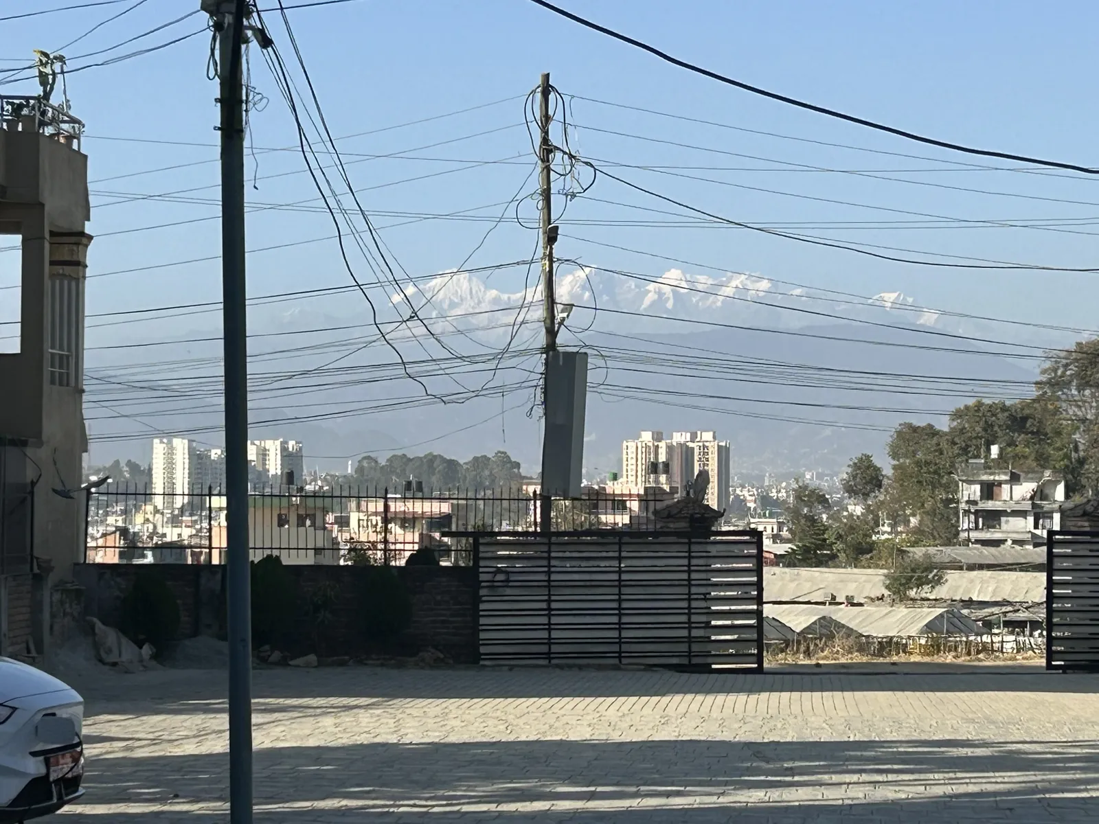 Himalayas bergskedja ovanför hustaken nära kontoret